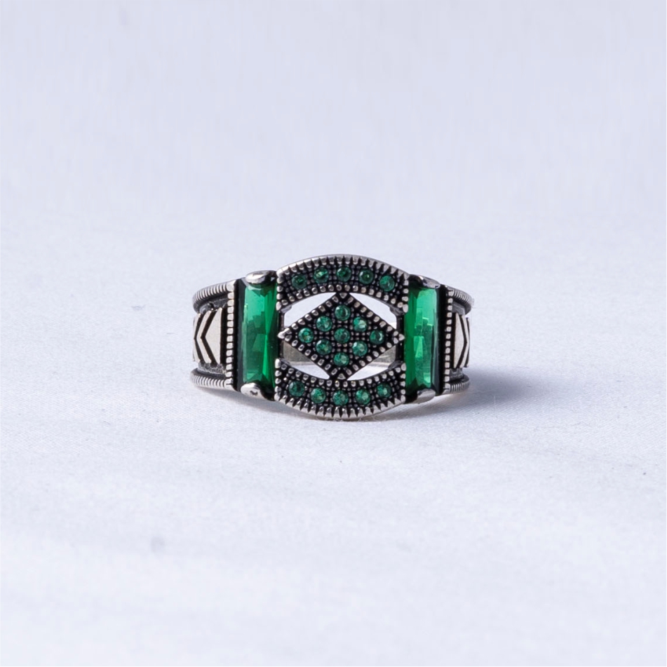 Emerald Vintage 925 Silver Ring