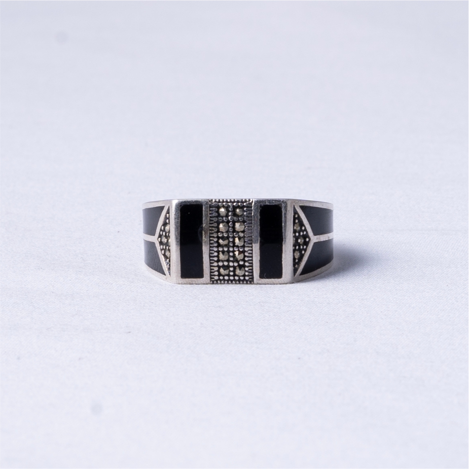 Black mina ring